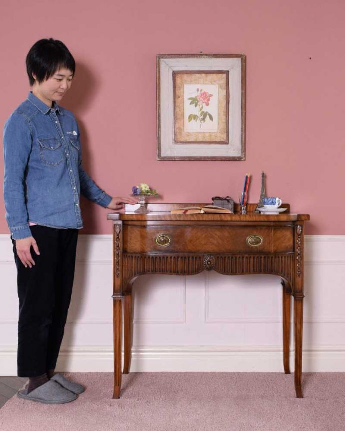 アンティークのテーブル アンティーク家具 お花の彫りが美しい英国で見つけたアンティークコンソールテーブル(デスク)。壁からお部屋を彩ってくれるアンティーク家具天板も引き出しもどっちも主役のサイドチェストテーブル。(k-2311-f)