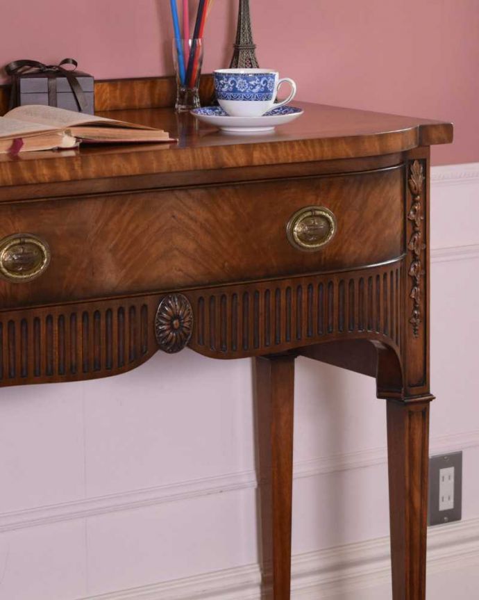 アンティークのテーブル アンティーク家具 お花の彫りが美しい英国で見つけたアンティークコンソールテーブル(デスク)。アンティークらしい華やかなデザイン優雅なデザインのアンティーク家具は、壁の前に置くだけで、お部屋の中がグンッと格上げされます。(k-2311-f)