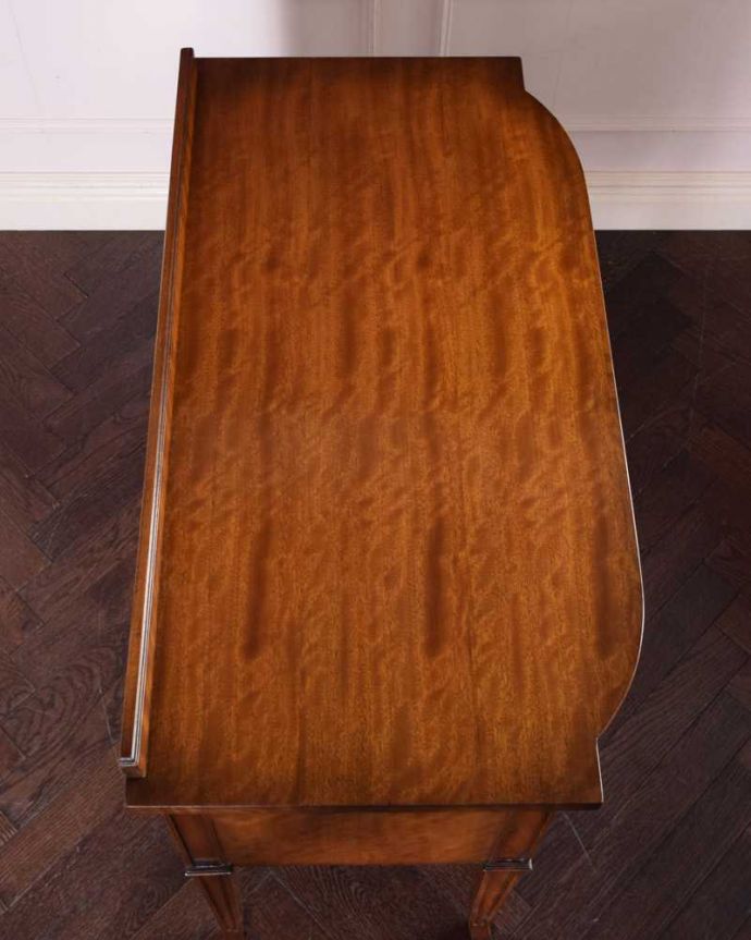 アンティークのテーブル アンティーク家具 お花の彫りが美しい英国で見つけたアンティークコンソールテーブル(デスク)。天板はテーブル代わりに使えます上から天板を見ると、こんな感じでキレイに仕上げました。(k-2311-f)