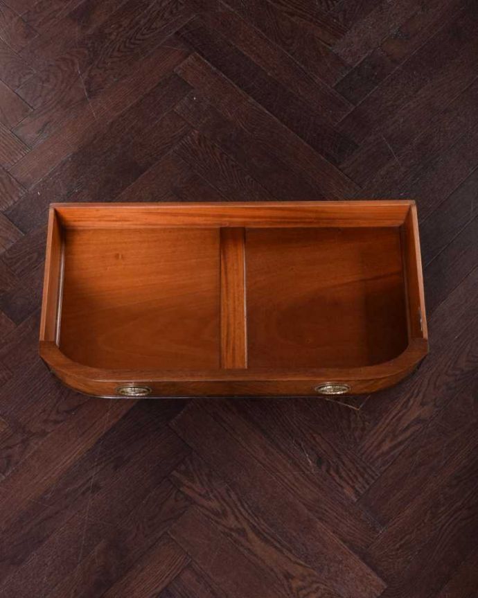 アンティークのテーブル アンティーク家具 お花の彫りが美しい英国で見つけたアンティークコンソールテーブル(デスク)。引き出しの中もキレイですちょっとした引き出しはとっても便利に使えます。(k-2311-f)