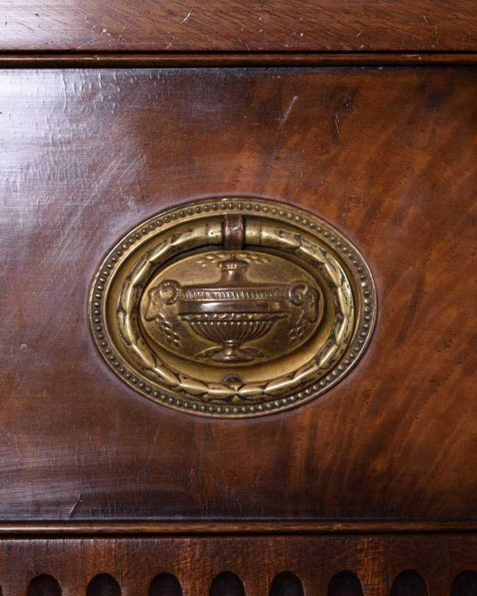 アンティークのテーブル アンティーク家具 お花の彫りが美しい英国で見つけたアンティークコンソールテーブル(デスク)。開ける度にワクワクしちゃう取っ手取っ手もアンティークらしいデザインで素敵なんです。(k-2311-f)