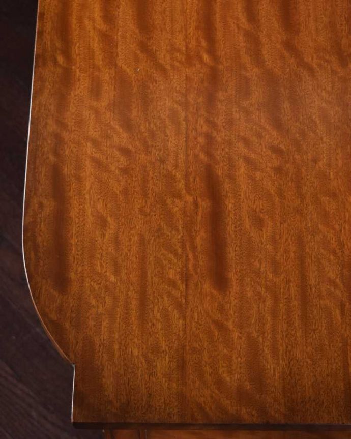 アンティークのテーブル アンティーク家具 お花の彫りが美しい英国で見つけたアンティークコンソールテーブル(デスク)。天板を近づいてみると…アンティークだから手に入れることが出来る天板に使われている銘木の美しさにうっとりです。(k-2311-f)