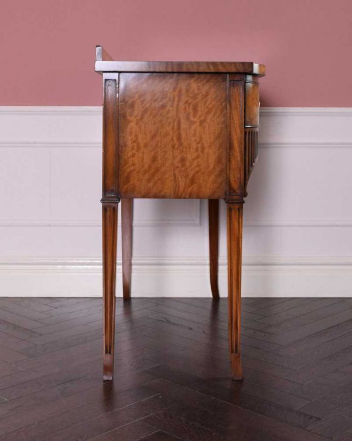 アンティークのテーブル アンティーク家具 お花の彫りが美しい英国で見つけたアンティークコンソールテーブル(デスク)。横から見ても素敵ですもちろん横から見られることも考えて、しっかり修復してあります。(k-2311-f)