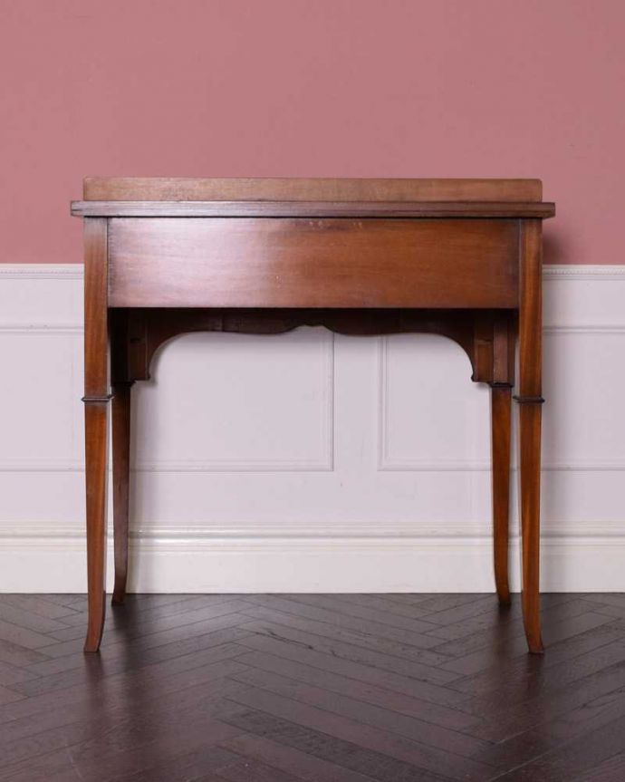 アンティークのテーブル アンティーク家具 お花の彫りが美しい英国で見つけたアンティークコンソールテーブル(デスク)。しっかり修復しましたアンティークは新品ではないので、もちろん経年変化によるキズはありますが、Handleでは専門の職人がしっかり修復したものだけをお送りしているので後ろ姿もキレイです。(k-2311-f)