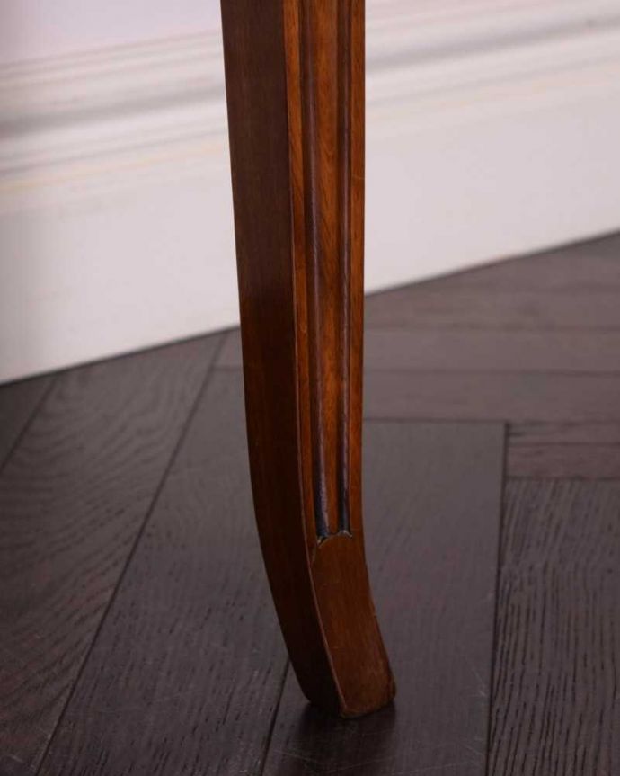 アンティークのテーブル アンティーク家具 お花の彫りが美しい英国で見つけたアンティークコンソールテーブル(デスク)。移動もラクラクですHandleのアンティークは、脚の裏にフェルトキーパーをお付けしています。(k-2311-f)