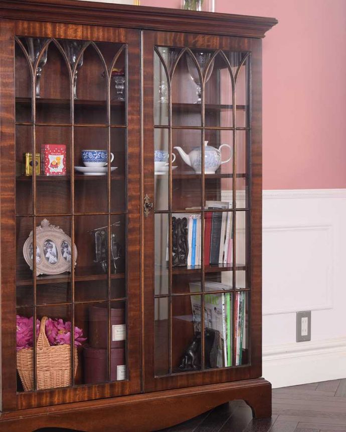 アンティークのキャビネット　アンティーク家具　英国アンティーク家具、ゴシックデザインのガラスキャビネット（ブックケース）。扉に描かれた模様の美しさガラスの扉に描かれた美しい木の模様。(k-2312-f)