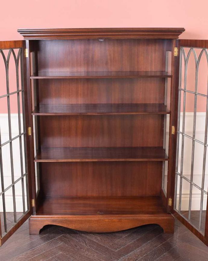 アンティークのキャビネット　アンティーク家具　英国アンティーク家具、ゴシックデザインのガラスキャビネット（ブックケース）。扉の中は、しっかりと収納できる棚板重いものもたっぷり収納できる木製の棚板タイプ。(k-2312-f)