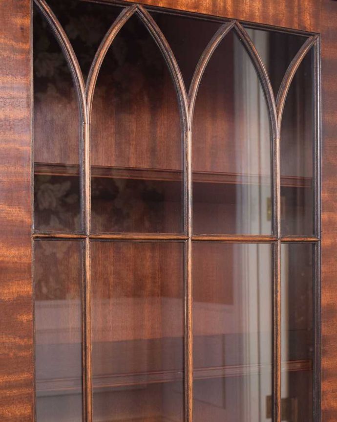 アンティークのキャビネット　アンティーク家具　英国アンティーク家具、ゴシックデザインのガラスキャビネット（ブックケース）。いろんな場所にこだわり彫のデザインもいろいろです。(k-2312-f)