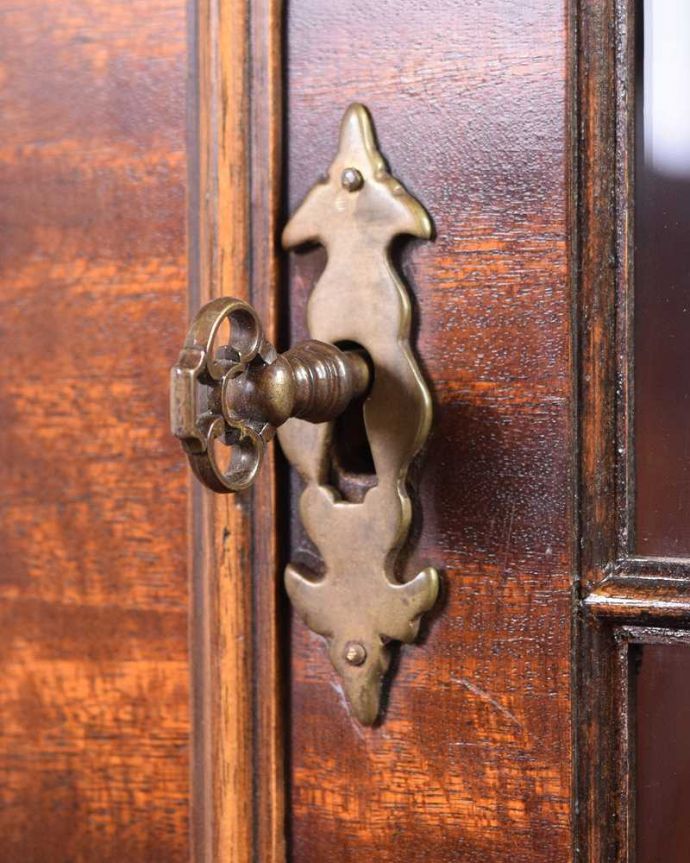 アンティークのキャビネット　アンティーク家具　英国アンティーク家具、ゴシックデザインのガラスキャビネット（ブックケース）。小さなパーツにもこだわりカギも使えるように修復しました。(k-2312-f)