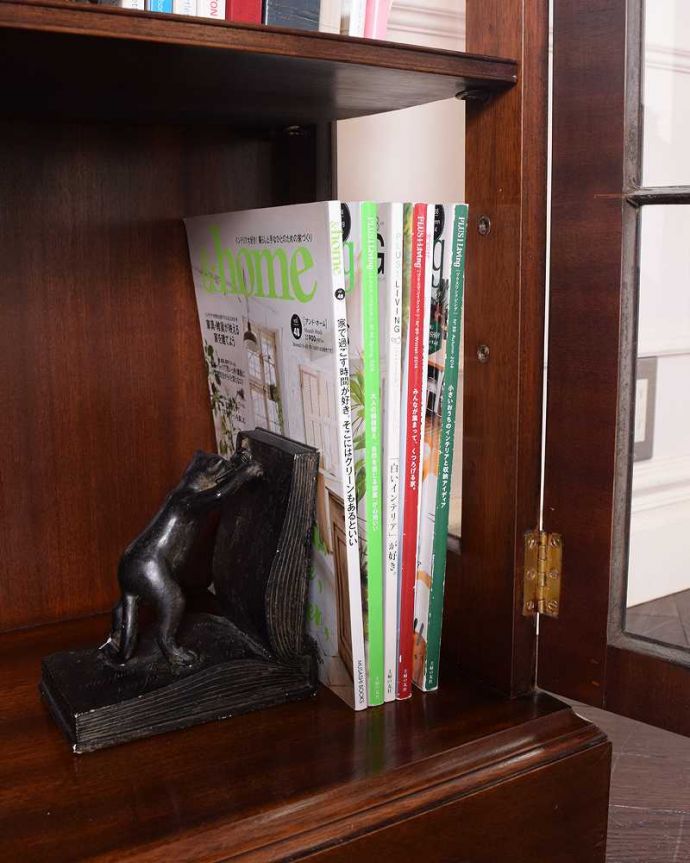 アンティークのキャビネット　アンティーク家具　英国アンティーク家具、ゴシックデザインのガラスキャビネット（ブックケース）。扉の中は収納たっぷりA4サイズの雑誌までしっかり収納出来ちゃう大きさ。(k-2312-f)