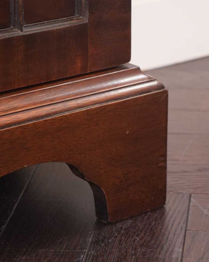 アンティークのキャビネット　アンティーク家具　英国アンティーク家具、ゴシックデザインのガラスキャビネット（ブックケース）。女性１人でラクラク運べちゃうんですHandleのアンティークは、脚の裏にフェルトキーパーをお付けしています。(k-2312-f)