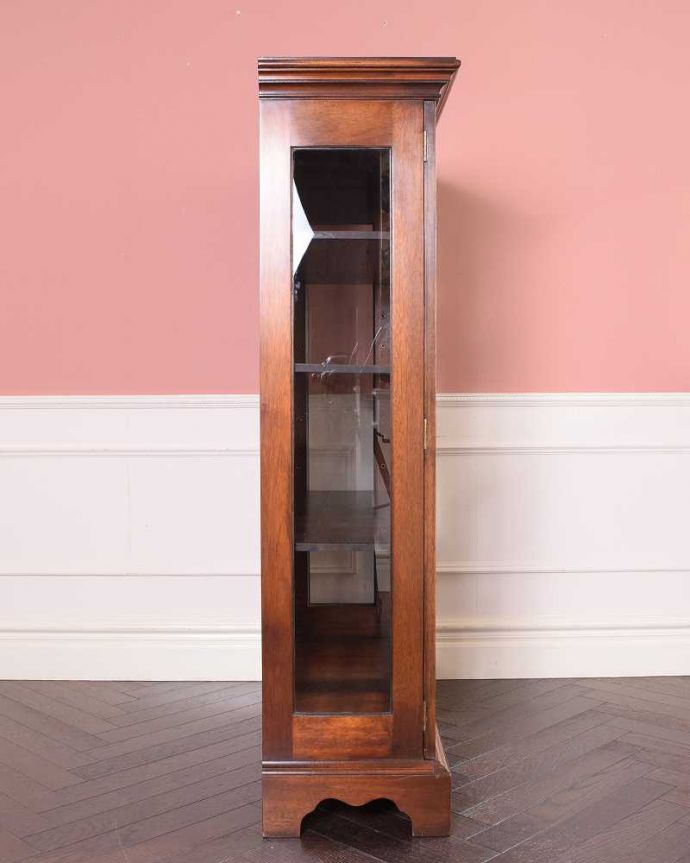 アンティークのキャビネット　アンティーク家具　英国アンティーク家具、ゴシックデザインのガラスキャビネット（ブックケース）。横から見てもステキ横から見るとこんな感じ。(k-2312-f)