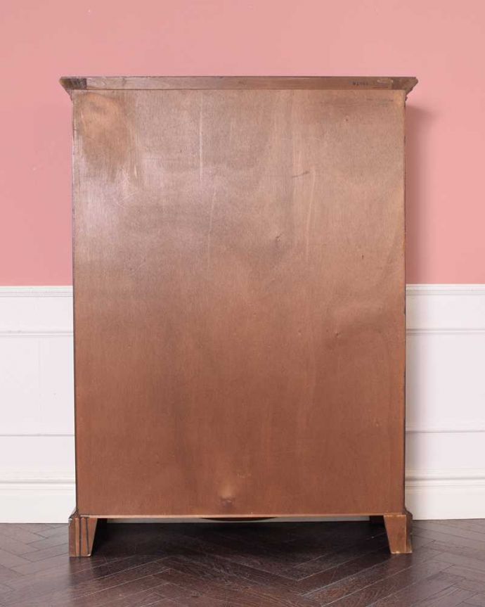 アンティークのキャビネット　アンティーク家具　英国アンティーク家具、ゴシックデザインのガラスキャビネット（ブックケース）。後ろ姿にも気を使ってますアンティークは新品ではないので、もちろん経年変化によるキズはありますが、専門の職人がキレイにお直しをしているので、後ろ姿までキレイです。(k-2312-f)