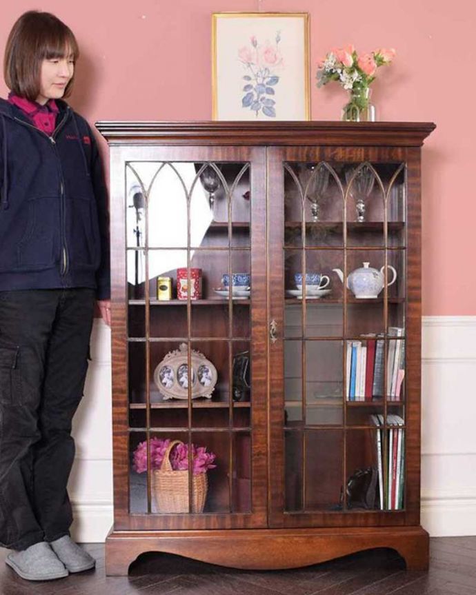 アンティークのキャビネット　アンティーク家具　英国アンティーク家具、ゴシックデザインのガラスキャビネット（ブックケース）。お気に入りの本や雑貨や本を並べてみましょう。(k-2312-f)