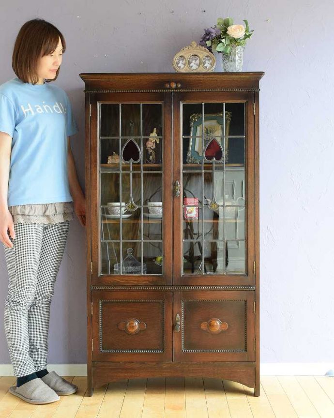 アンティークのキャビネット　アンティーク家具　ステンドグラスが入った可愛い扉、英国アンティークのブックケース　。ステンドグラスの扉が美しいキャビネット扉がステンドグラスになっているから、キャビネットとステンドグラスの両方を一気に手に入れることが出来ちゃうんです。(k-2313-f)