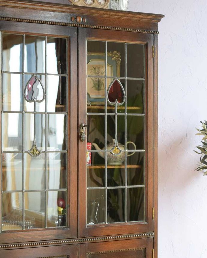 アンティークのキャビネット　アンティーク家具　ステンドグラスが入った可愛い扉、英国アンティークのブックケース　。まずはステンドグラスを楽しみましょう現代のように機械が発達していない時代に作られたステンドグラス。(k-2313-f)