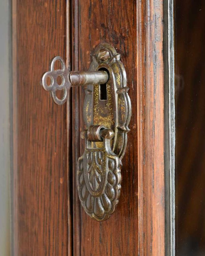 アンティークのキャビネット　アンティーク家具　ステンドグラスが入った可愛い扉、英国アンティークのブックケース　。小さなパーツにもこだわりカギも使えるように修復しました。(k-2313-f)