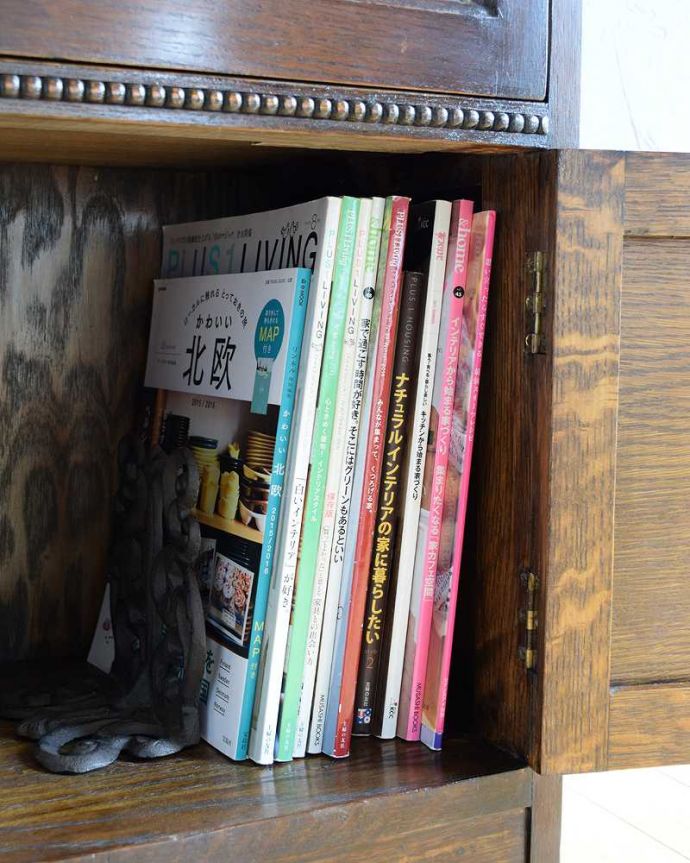 アンティークのキャビネット　アンティーク家具　ステンドグラスが入った可愛い扉、英国アンティークのブックケース　。扉の中は収納たっぷりA4サイズの雑誌までしっかり収納出来ちゃう大きさ。(k-2313-f)