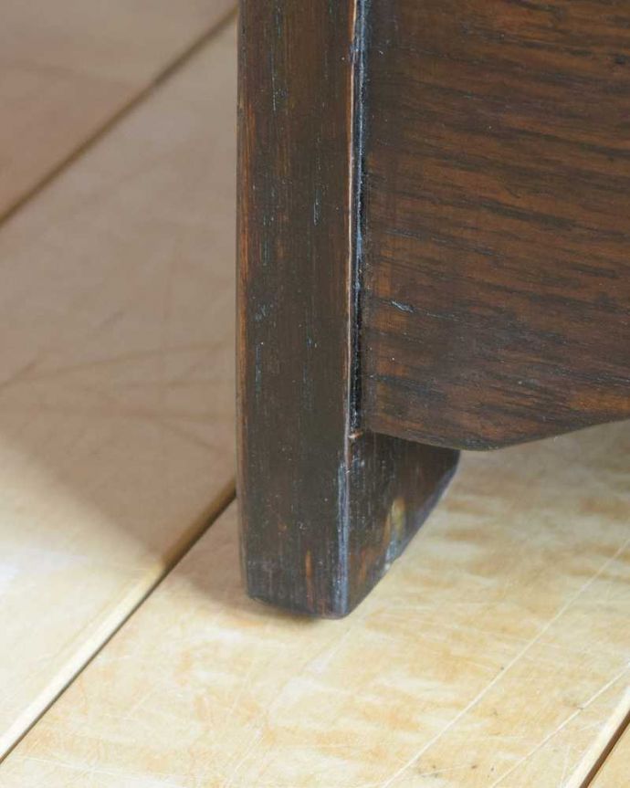 アンティークのキャビネット　アンティーク家具　ステンドグラスが入った可愛い扉、英国アンティークのブックケース　。女性１人でラクラク運べちゃうんですHandleのアンティークは、脚の裏にフェルトキーパーをお付けしています。(k-2313-f)