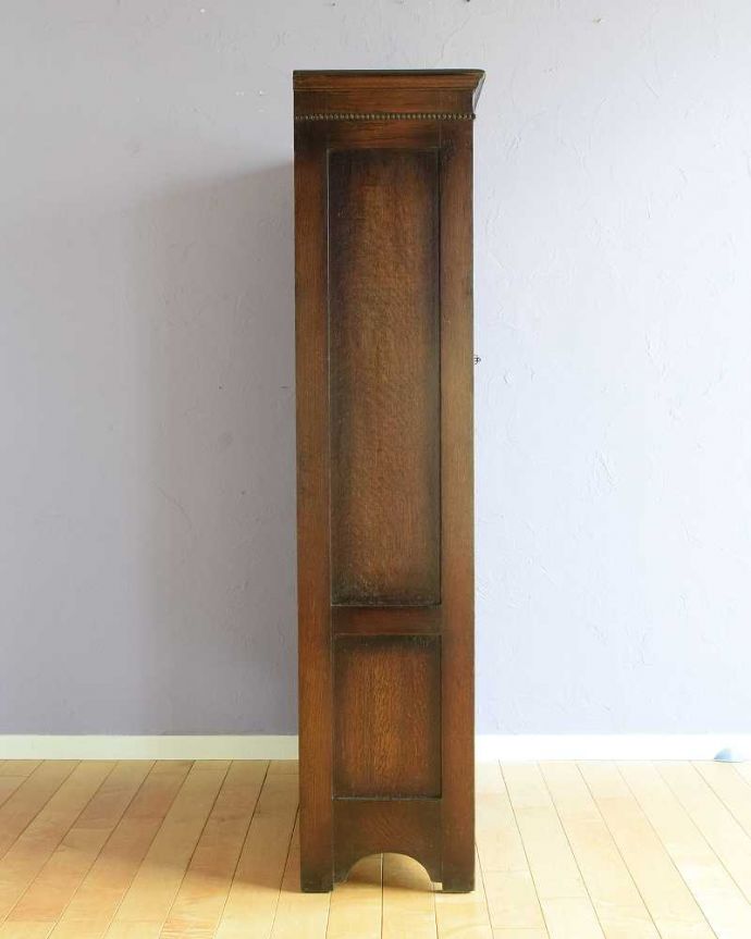 アンティークのキャビネット　アンティーク家具　ステンドグラスが入った可愛い扉、英国アンティークのブックケース　。横から見てもステキ横から見るとこんな感じ。(k-2313-f)