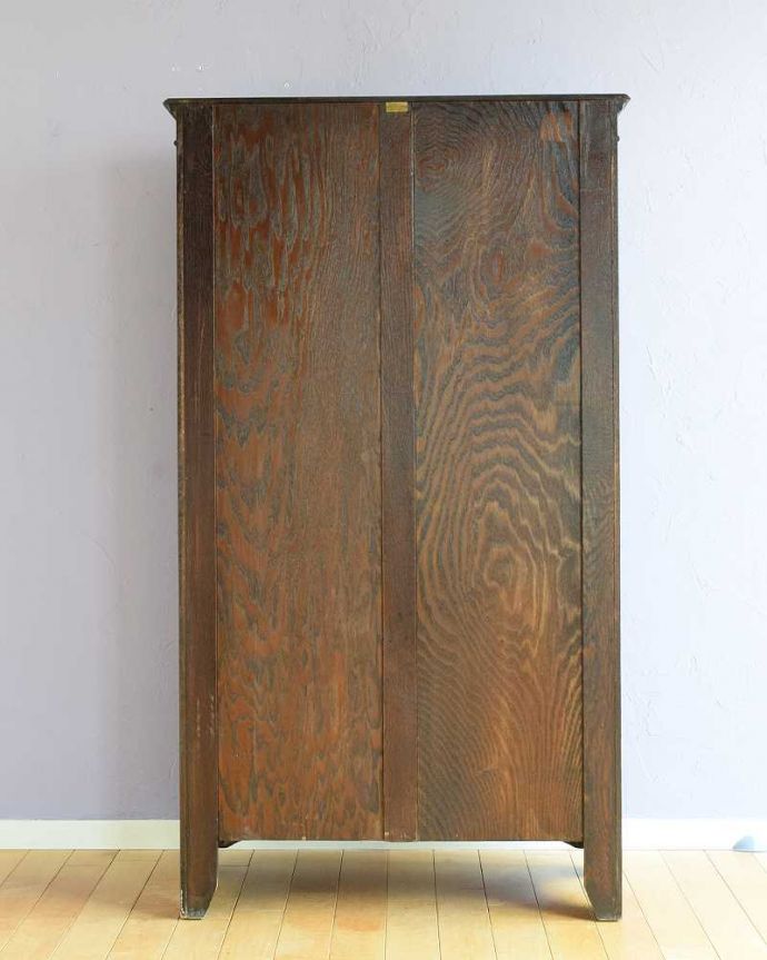 アンティークのキャビネット　アンティーク家具　ステンドグラスが入った可愛い扉、英国アンティークのブックケース　。後ろ姿にも気を使ってますアンティークは新品ではないので、もちろん経年変化によるキズはありますが、専門の職人がキレイにお直しをしているので、後ろ姿までキレイです。(k-2313-f)