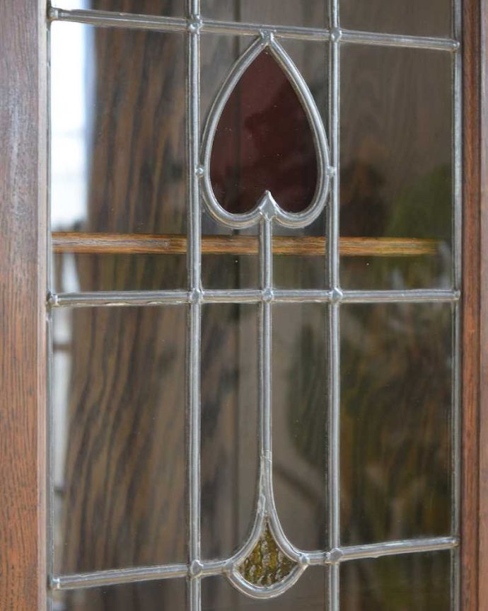 アンティークのキャビネット　アンティーク家具　ステンドグラスが入った可愛い扉、英国アンティークのブックケース　。アンティークのガラスの美しさガラスも古いアンティークのステンドグラスは独特の雰囲気が魅力。(k-2313-f)