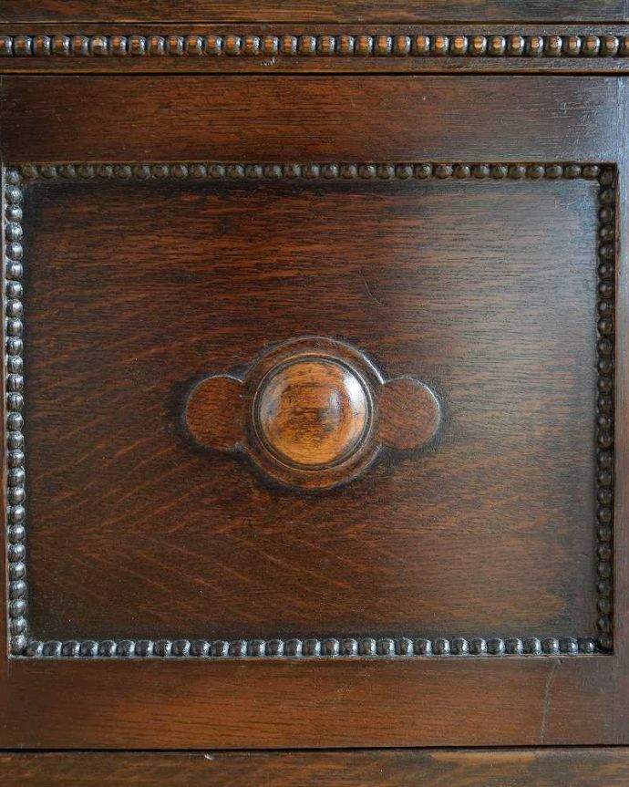 アンティークのキャビネット　アンティーク家具　ステンドグラスが入った可愛い扉、英国アンティークのブックケース　。ここの彫も最上級の美しさいろんな部分の美しさが重なり合って、最上級の美しさを醸し出してくれます。(k-2313-f)