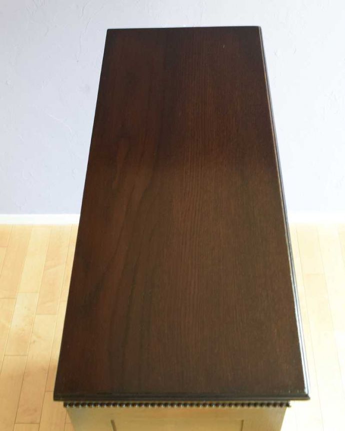 アンティークのキャビネット　アンティーク家具　ステンドグラスが入った可愛い扉、英国アンティークのブックケース　。天板もキレイに仕上げました。(k-2313-f)