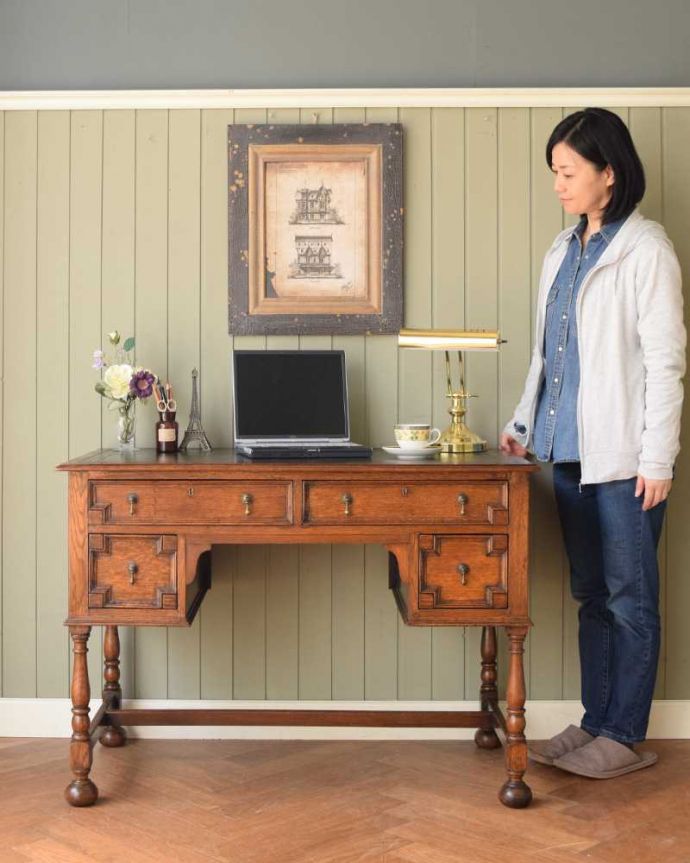 アンティークのデスク・書斎机　アンティーク家具　クラシックなアンティーク家具、かっこいい英国のライティングデスク（机） 。英国アンティークらしくカッコいい大人のデスクアンティーク家具の中でも特に人気の高いデスク。(k-2315-f)