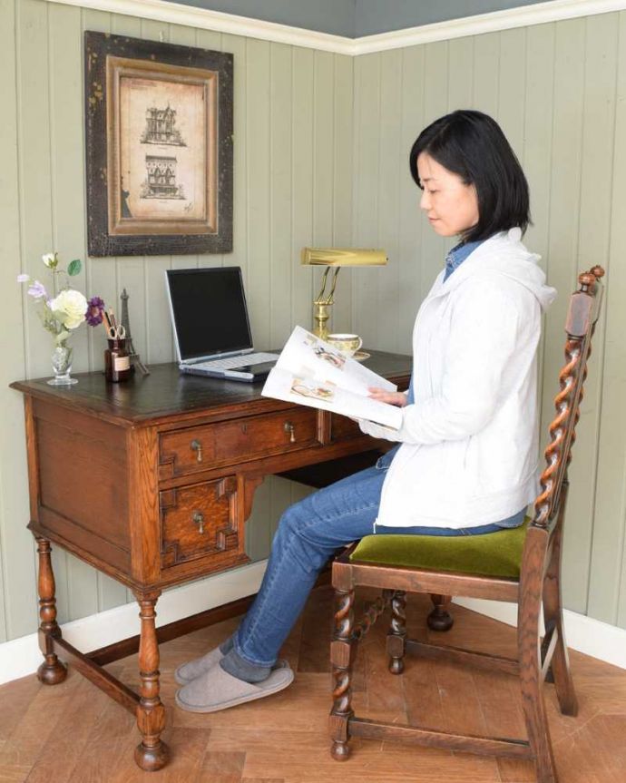 アンティークのデスク・書斎机　アンティーク家具　クラシックなアンティーク家具、かっこいい英国のライティングデスク（机） 。仕事している時間も、もっとカッコよくここに座るだけで、なんだかちょっとカッコよくなった気分。(k-2315-f)