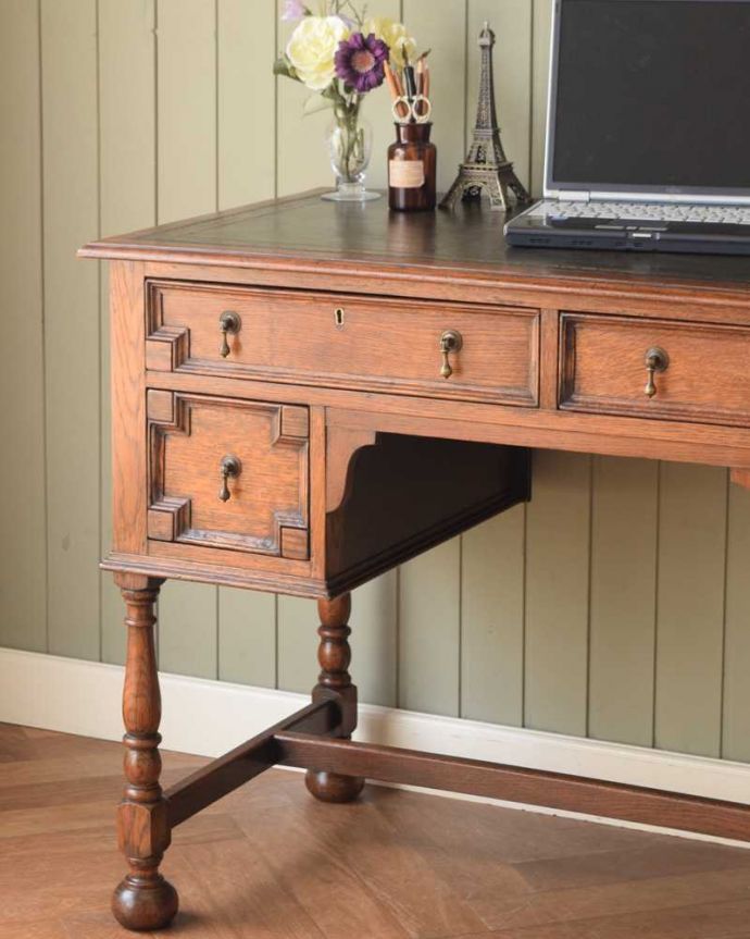 アンティークのデスク・書斎机　アンティーク家具　クラシックなアンティーク家具、かっこいい英国のライティングデスク（机） 。英国らしい豪華な彫りが美しい脚機能的なデザインのものが多いデスクだけに、アンティークらしく装飾が美しいものは目立ちます。(k-2315-f)