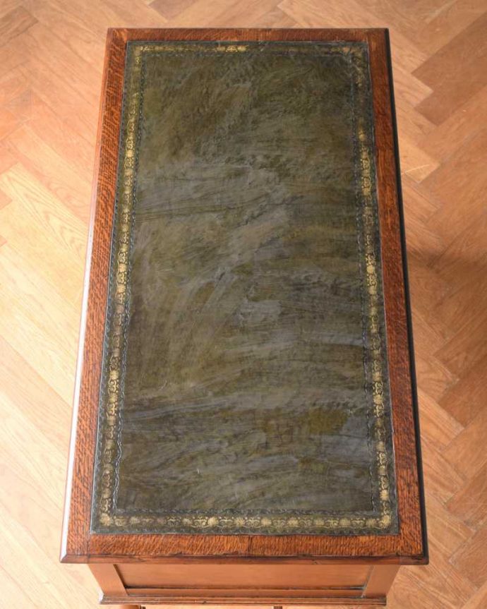 アンティークのデスク・書斎机　アンティーク家具　クラシックなアンティーク家具、かっこいい英国のライティングデスク（机） 。天板もピカピカにお直ししました。(k-2315-f)