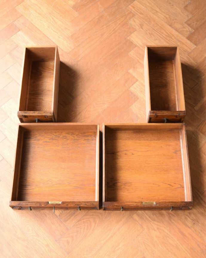 アンティークのデスク・書斎机　アンティーク家具　クラシックなアンティーク家具、かっこいい英国のライティングデスク（机） 。引き出しの中もキレイに修復しました。(k-2315-f)