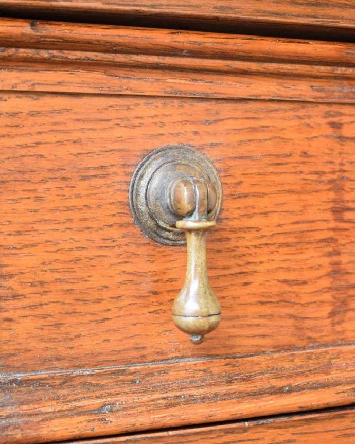 アンティークのデスク・書斎机　アンティーク家具　クラシックなアンティーク家具、かっこいい英国のライティングデスク（机） 。開ける度にワクワクする取っ手取っ手もアンティークらしく凝ったデザイン。(k-2315-f)