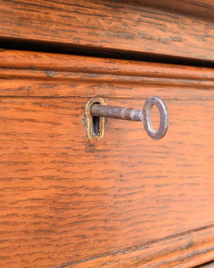 アンティークのデスク・書斎机　アンティーク家具　クラシックなアンティーク家具、かっこいい英国のライティングデスク（机） 。アンティークの鍵が付いていますもちろん使えるように調整しています。(k-2315-f)