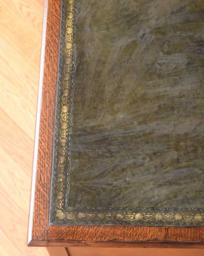 アンティークのデスク・書斎机　アンティーク家具　クラシックなアンティーク家具、かっこいい英国のライティングデスク（机） 。天板を近くから見ると･･･デスクは天板を使う家具なので、キレイにお直ししました。(k-2315-f)