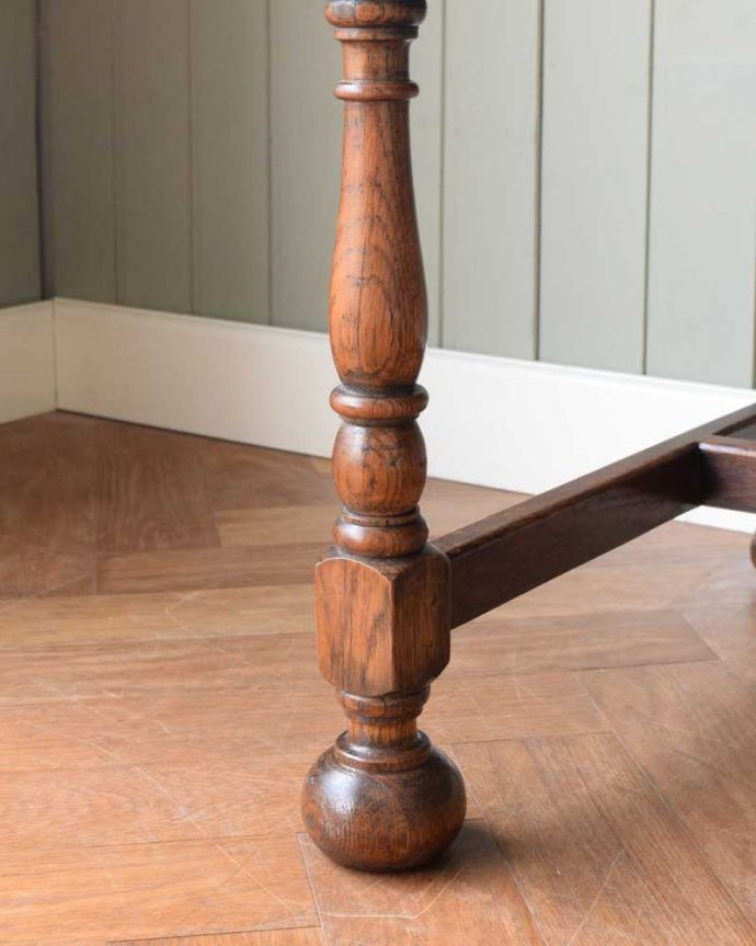 アンティークのデスク・書斎机　アンティーク家具　クラシックなアンティーク家具、かっこいい英国のライティングデスク（机） 。女性1人でラクラク運べちゃう仕掛けHandleのアンティークは、脚の裏にフェルトキーパーをお付けしています。(k-2315-f)