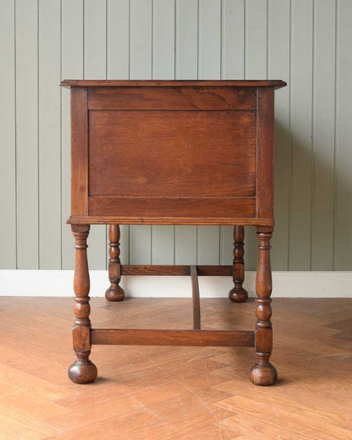 アンティークのデスク・書斎机　アンティーク家具　クラシックなアンティーク家具、かっこいい英国のライティングデスク（机） 。横顔も美しく！こんな風に見えますもちろん、横側もキレイに修復しているので、横から見てもキレイです。(k-2315-f)