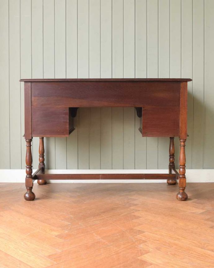 アンティークのデスク・書斎机　アンティーク家具　クラシックなアンティーク家具、かっこいい英国のライティングデスク（机） 。後ろ姿もキレイなんです。(k-2315-f)