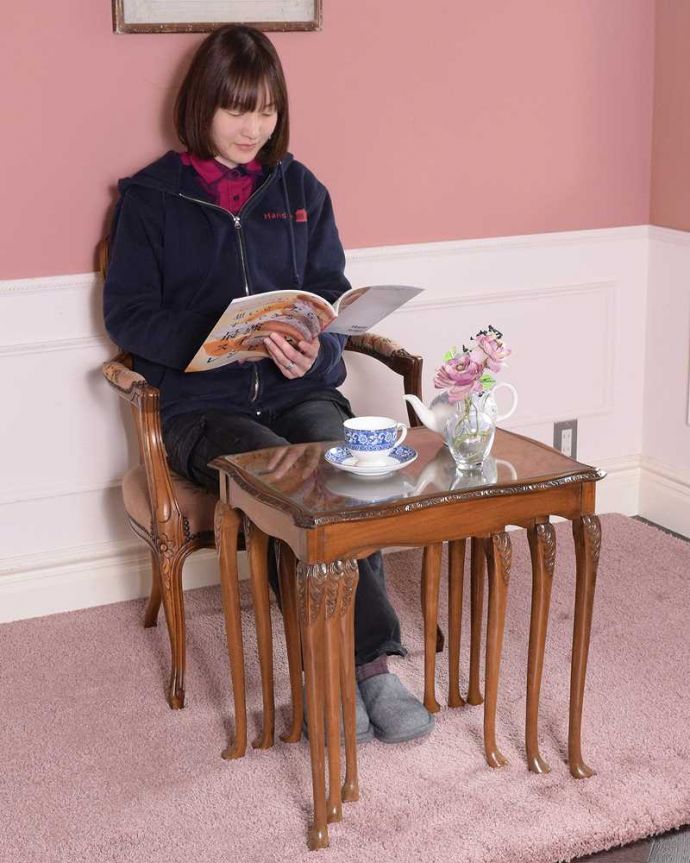 アンティークのテーブル　アンティーク家具　優雅な英国のアンティーク家具、ガラス付き天板のコーヒーテーブル（ネストテーブル）。親子一緒の姿が可愛いネストテーブルネストとは巣のこと。(k-2316-f)