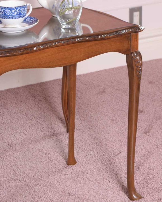 アンティークのテーブル　アンティーク家具　優雅な英国のアンティーク家具、ガラス付き天板のコーヒーテーブル（ネストテーブル）。一緒でも、バラバラでも使い方は自由自在のアンティーク。(k-2316-f)