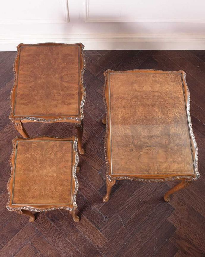 アンティークのテーブル　アンティーク家具　優雅な英国のアンティーク家具、ガラス付き天板のコーヒーテーブル（ネストテーブル）。3つを並べて上から見てみましょう大中小3つを並べてみると、こんな感じです。(k-2316-f)