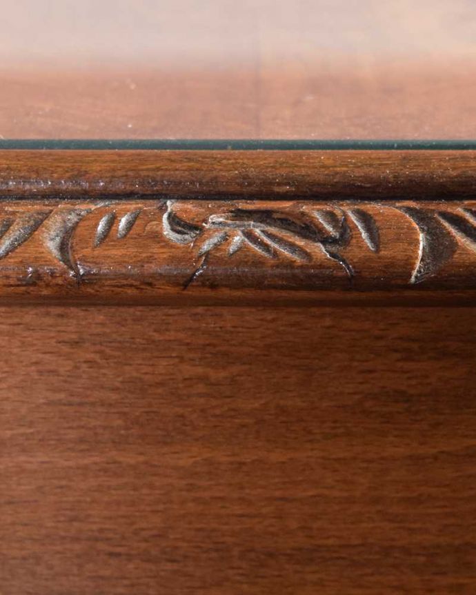 アンティークのテーブル　アンティーク家具　優雅な英国のアンティーク家具、ガラス付き天板のコーヒーテーブル（ネストテーブル）。いろんな場所にこだわり彫のデザインもいろいろです。(k-2316-f)