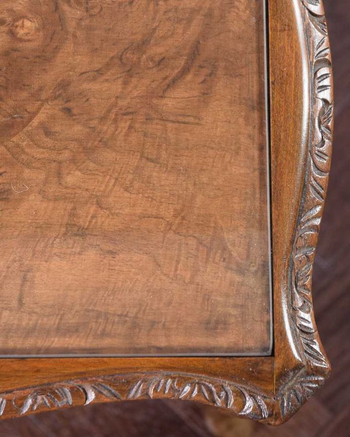 アンティークのテーブル　アンティーク家具　優雅な英国のアンティーク家具、ガラス付き天板のコーヒーテーブル（ネストテーブル）。天板も修復したのでキレイです修復の時、古い塗装を剥離して再塗装してあるので天板もピカピカです。(k-2316-f)