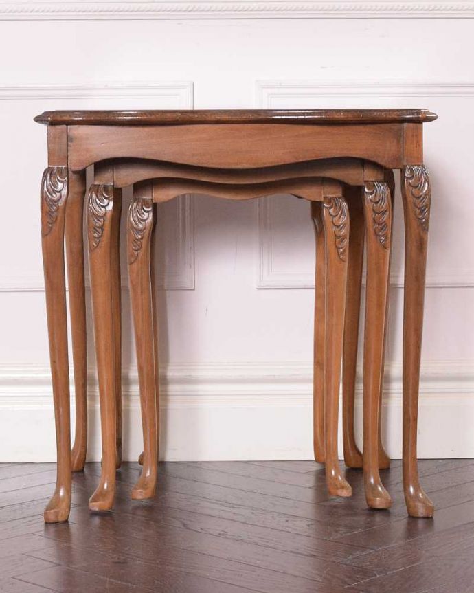 アンティークのテーブル　アンティーク家具　優雅な英国のアンティーク家具、ガラス付き天板のコーヒーテーブル（ネストテーブル）。見る角度によって見え方が違います。(k-2316-f)