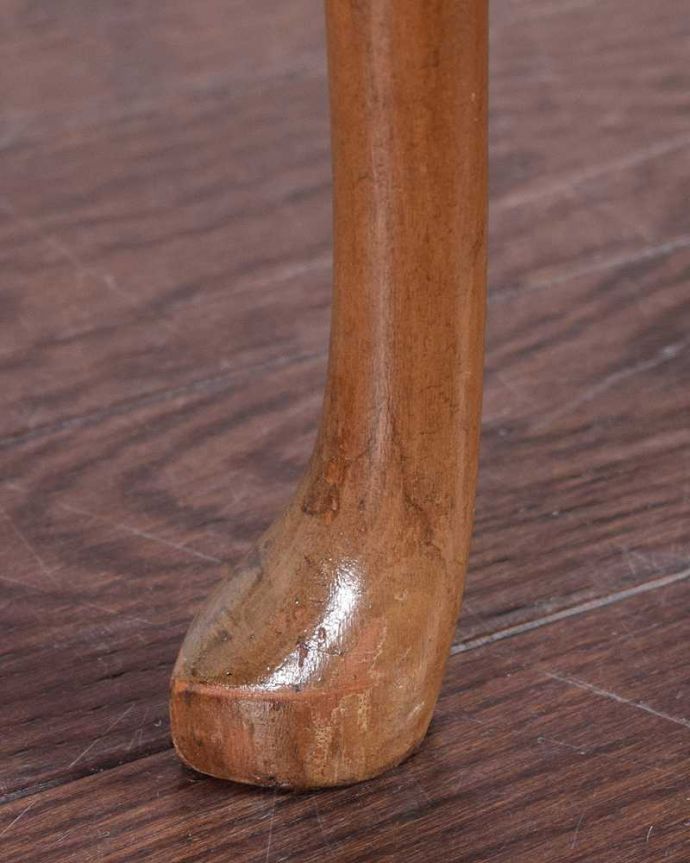 アンティークのテーブル　アンティーク家具　優雅な英国のアンティーク家具、ガラス付き天板のコーヒーテーブル（ネストテーブル）。持ち上げなくても移動できます！Handleのアンティークは、脚の裏にフェルトキーパーをお付けしていますので、床を滑らせてれば移動が簡単です。(k-2316-f)