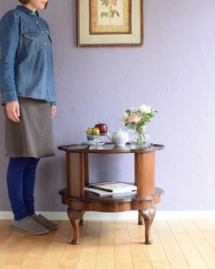 アンティークのテーブル　アンティーク家具　英国の棚付きのコーヒーテーブル、お花のかたちをした天板が華やかなアンティーク。優雅な時間が過ごせる英国スタイルのコーヒーテーブルどんな場所に置いても美しいデザインでみんなを魅了する英国アンティーク。(k-2318-f)