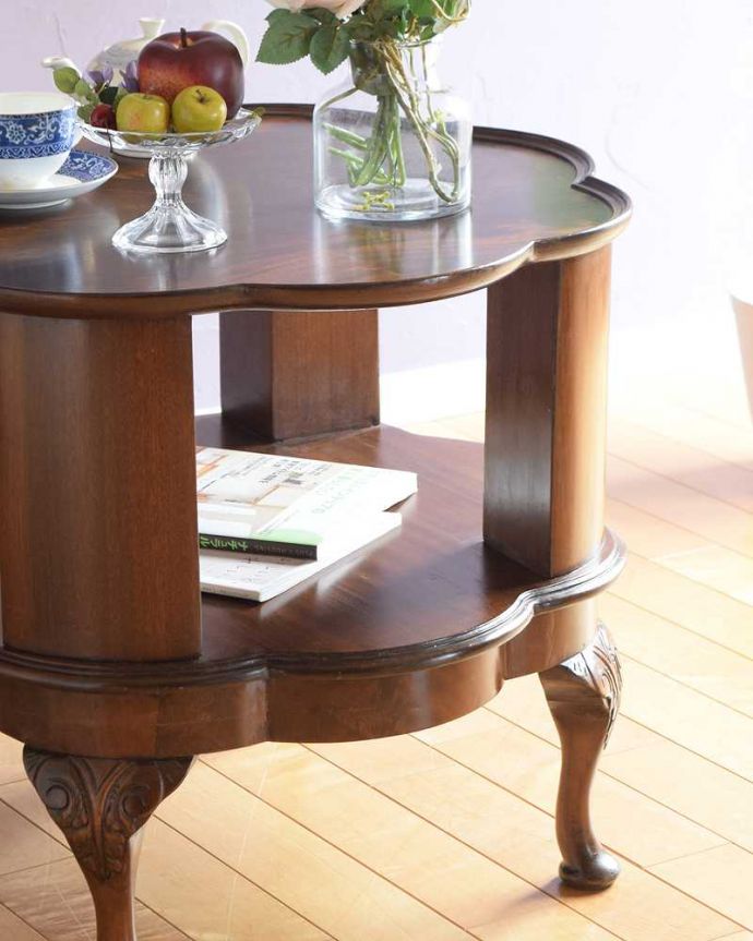 アンティークのテーブル　アンティーク家具　英国の棚付きのコーヒーテーブル、お花のかたちをした天板が華やかなアンティーク。英国らしいデザインのうつくしさにうっとり･･･脚のデザインだけ見ても、アンティークらしさが感じられるんです。(k-2318-f)