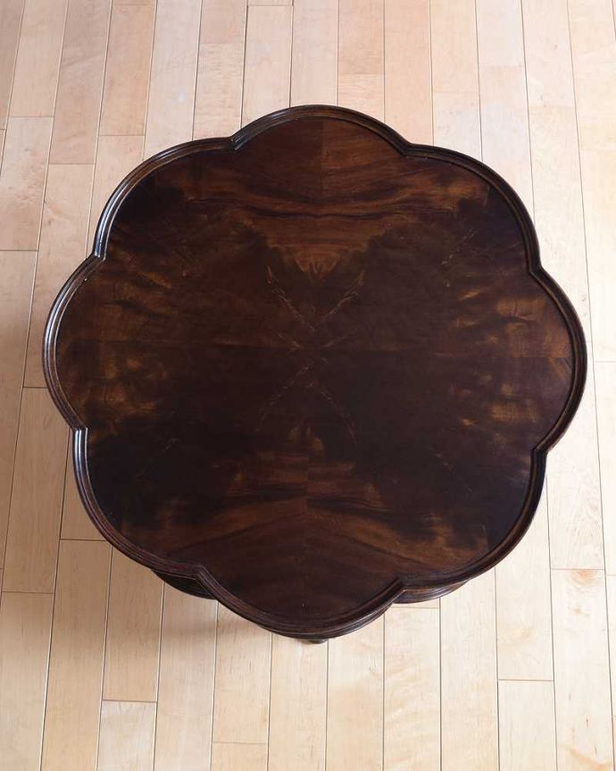 アンティークのテーブル　アンティーク家具　英国の棚付きのコーヒーテーブル、お花のかたちをした天板が華やかなアンティーク。天板を上から見ると･･･コーヒーテーブルの天板は毎日使う場所だから専門の職人がしっかり修復しました。(k-2318-f)