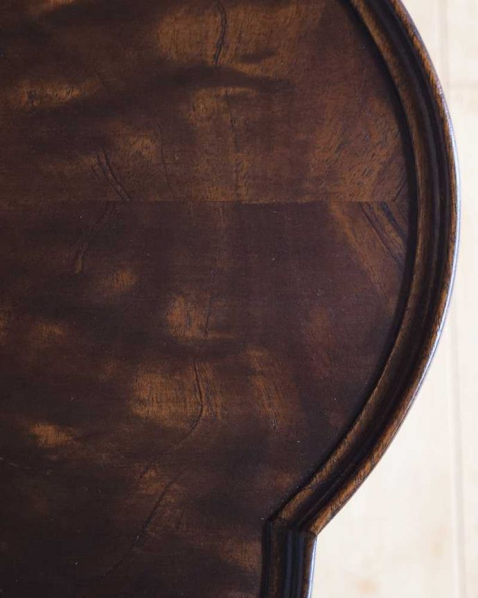 アンティークのテーブル　アンティーク家具　英国の棚付きのコーヒーテーブル、お花のかたちをした天板が華やかなアンティーク。近づいて見てみると･･･アンティークはもちろん新品ではないので小さなキズや汚れはありますが、キレイにお直ししたので満足して頂ける自信があります！。(k-2318-f)